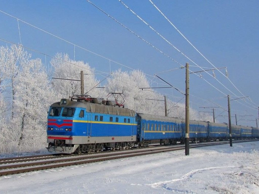 Поезд «Рахов-Киев» застрял в поле в Тернопольской области: пассажиры начали экономить бутерброды