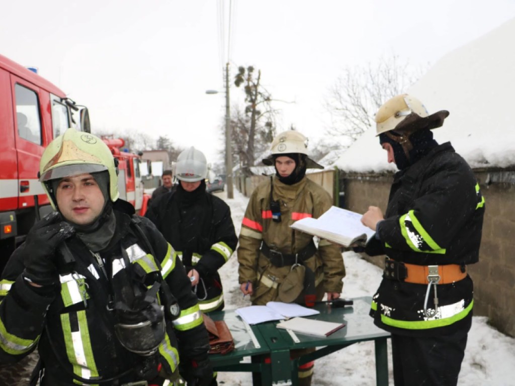 На Лесном массиве в Киеве сгорел ресторан: на место ЧП приехали машины скорой помощи (ВИДЕО)