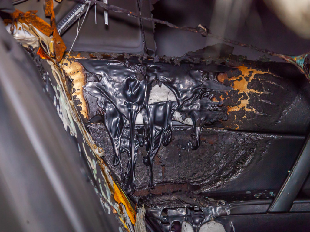 В Днепре автомобиль Mazda облили горючей смесью и подожгли (ФОТО, ВИДЕО)