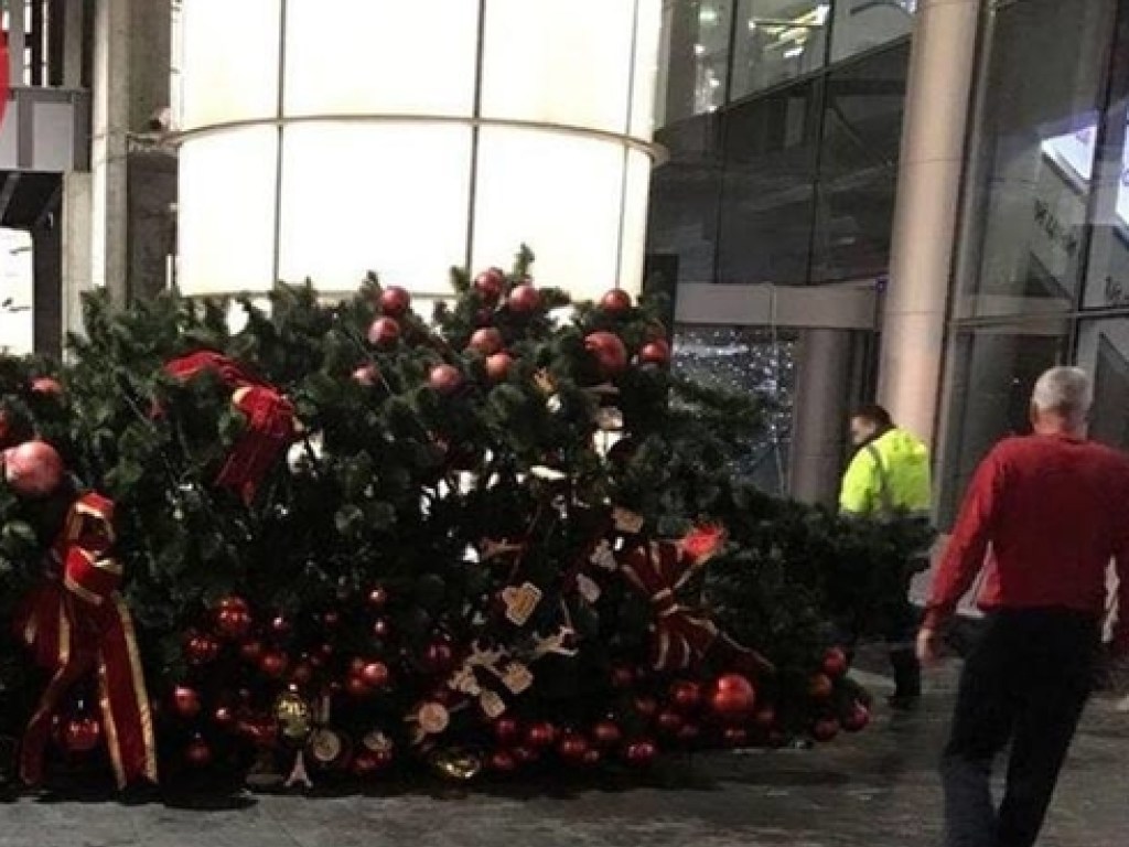 Большая новогодняя елка с игрушками рухнула в аэропорту «Борисполь» (ФОТО)