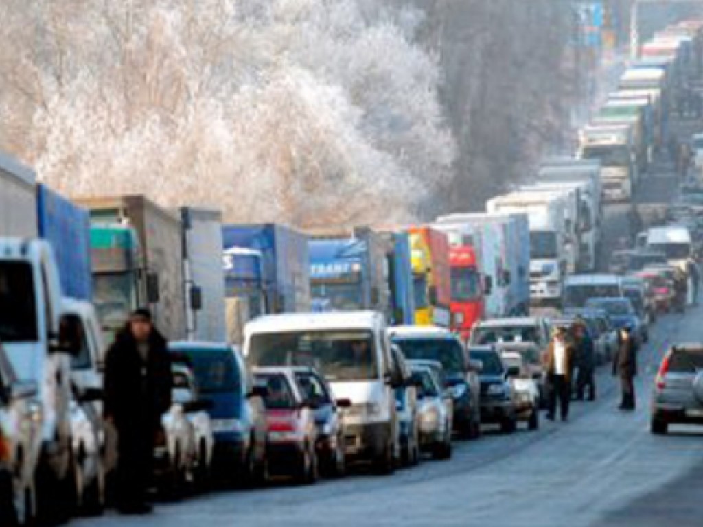 Предпраздничные пробки на границе с Польшей: сотни автомобилей застряли при въезде в Украину
