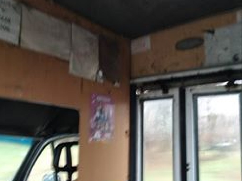 Лужи на сидениях и щели: украинцы жалуются на ужасные автобусы (ФОТО)