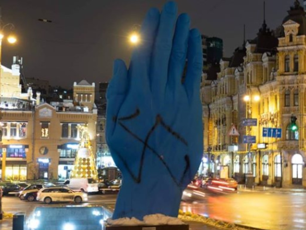 На Синей руке в центре Киева нарисовали свастику (ФОТО)