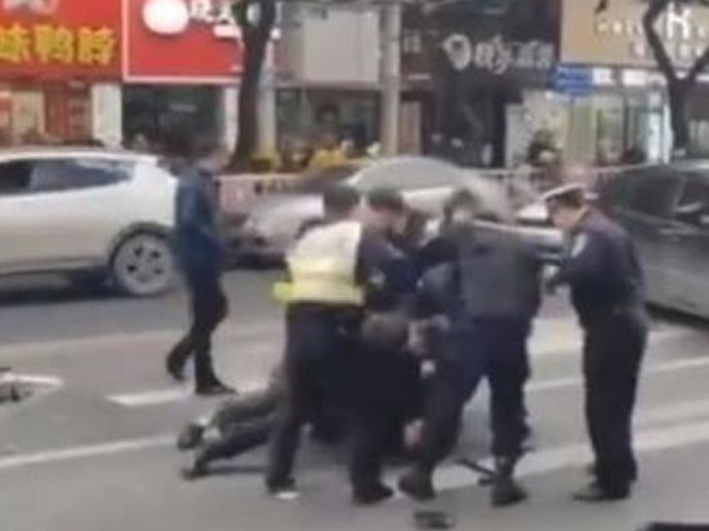 В Китае вооруженный ножом террорист автобус и врезался в толпу: 5 погибших и 21 пострадавший  (ВИДЕО)
