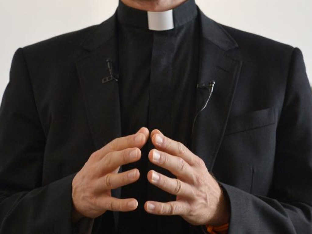Проводил свадьбы и крещения: в Испании разоблачили мужчину, который 18 лет притворялся священником