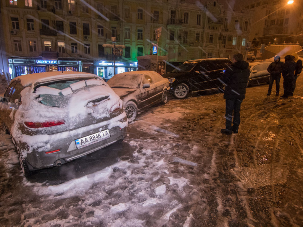 Alfa Romeo, BMW и Mercedes: из-за снегопада на Печерске в Киеве произошло массовое ДТП (ФОТО, ВИДЕО)