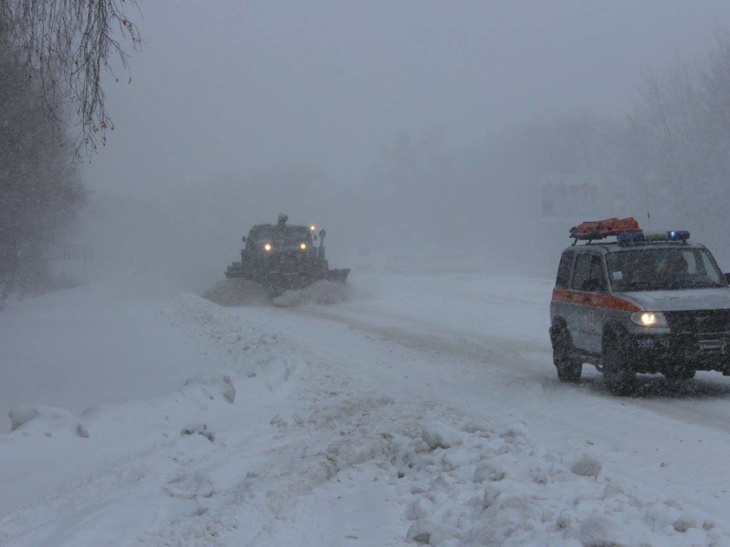 Сильный снегопад заблокировал работу автостанций на Полтавщине