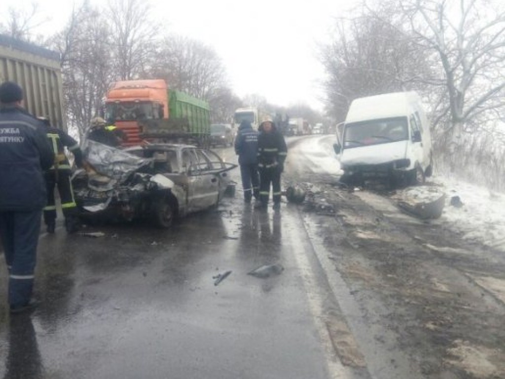 Под Одессой Daewoo вышел на «встречку» и столкнулся с микроавтобусом, есть пострадавшие (ФОТО)
