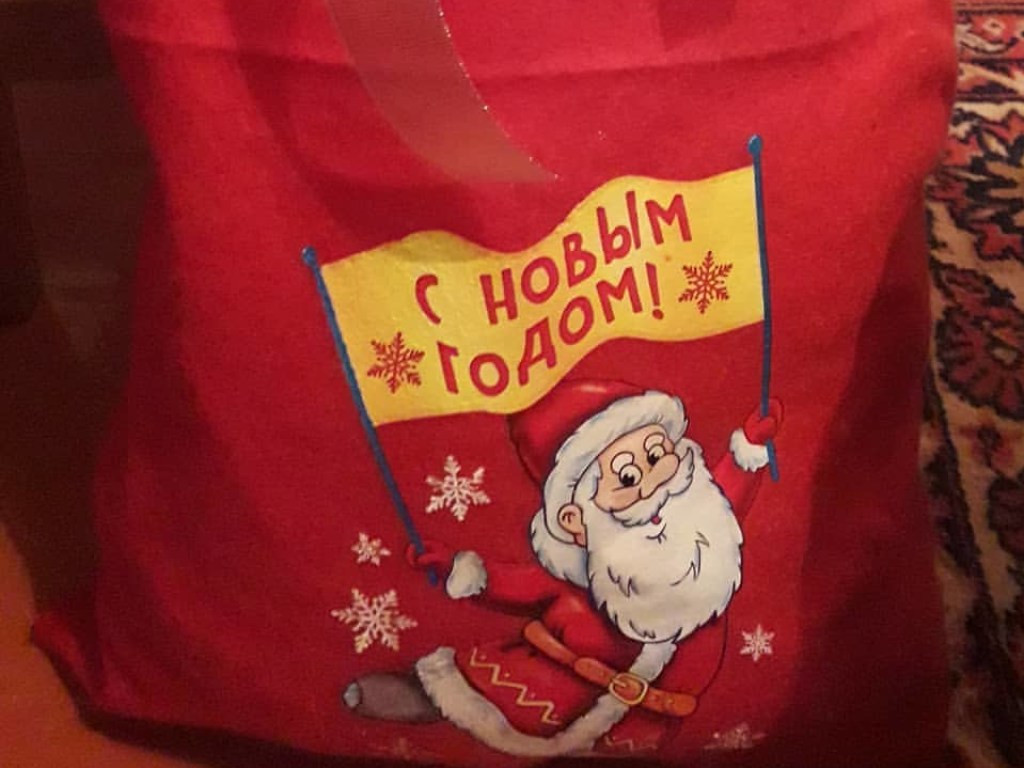 Водитель дорогого авто в костюме Санта-Клауса раздавал конфеты людям на остановке в Киеве (ВИДЕО)