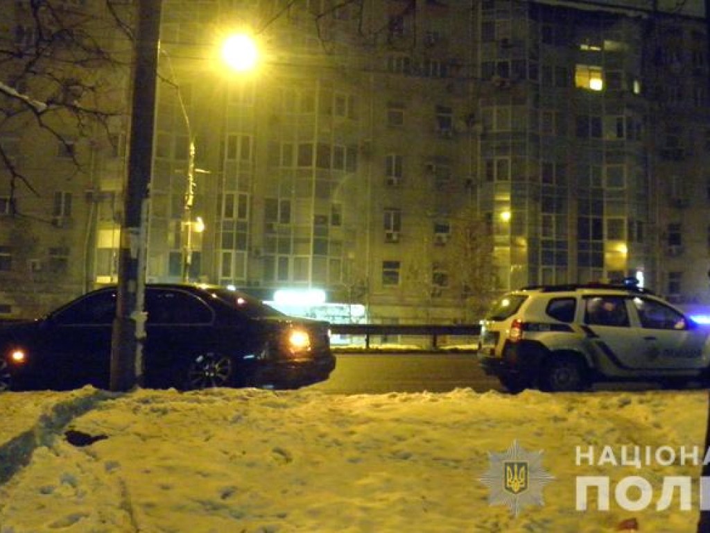В Киеве пьяная женщина угнала BMW и влетела в столб (ФОТО)