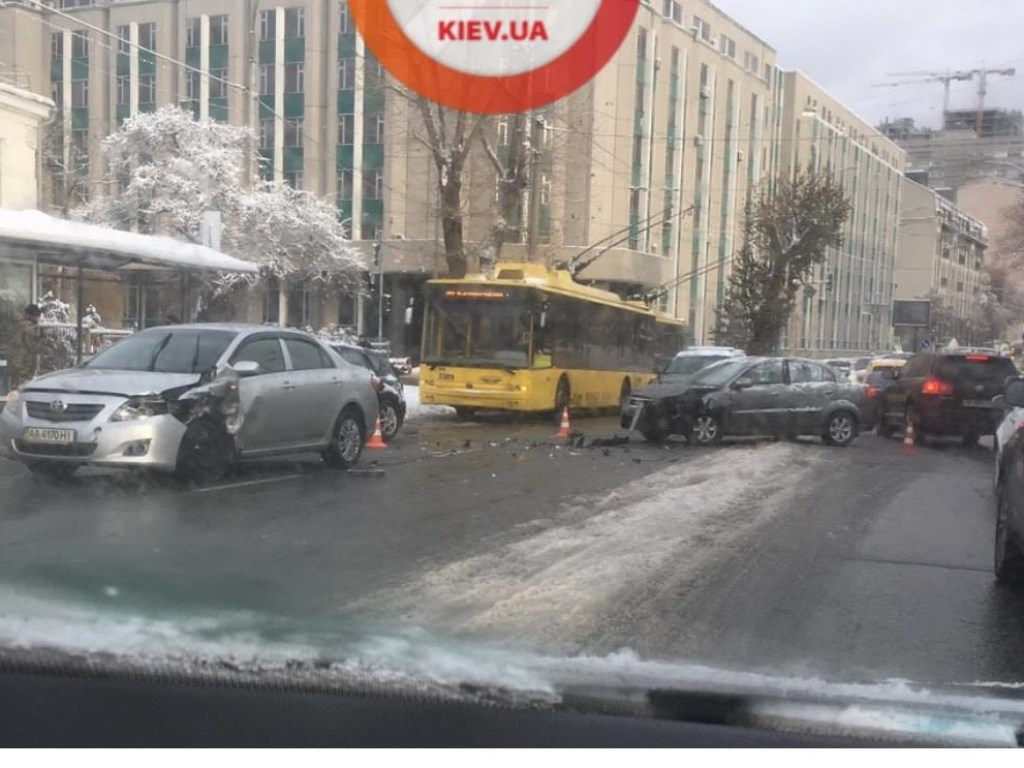В Киеве у остановки столкнулись две иномарки (ФОТО)
