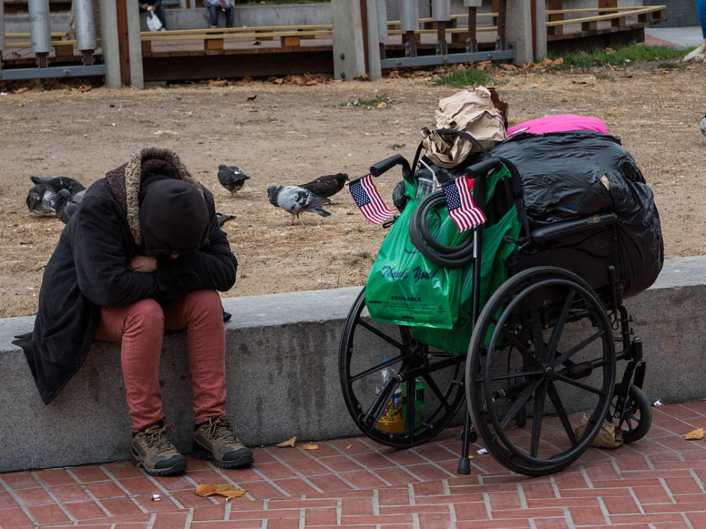 СМИ: В Киеве слепой бездомный месяц живет на остановке после избиения в больнице (ВИДЕО)
