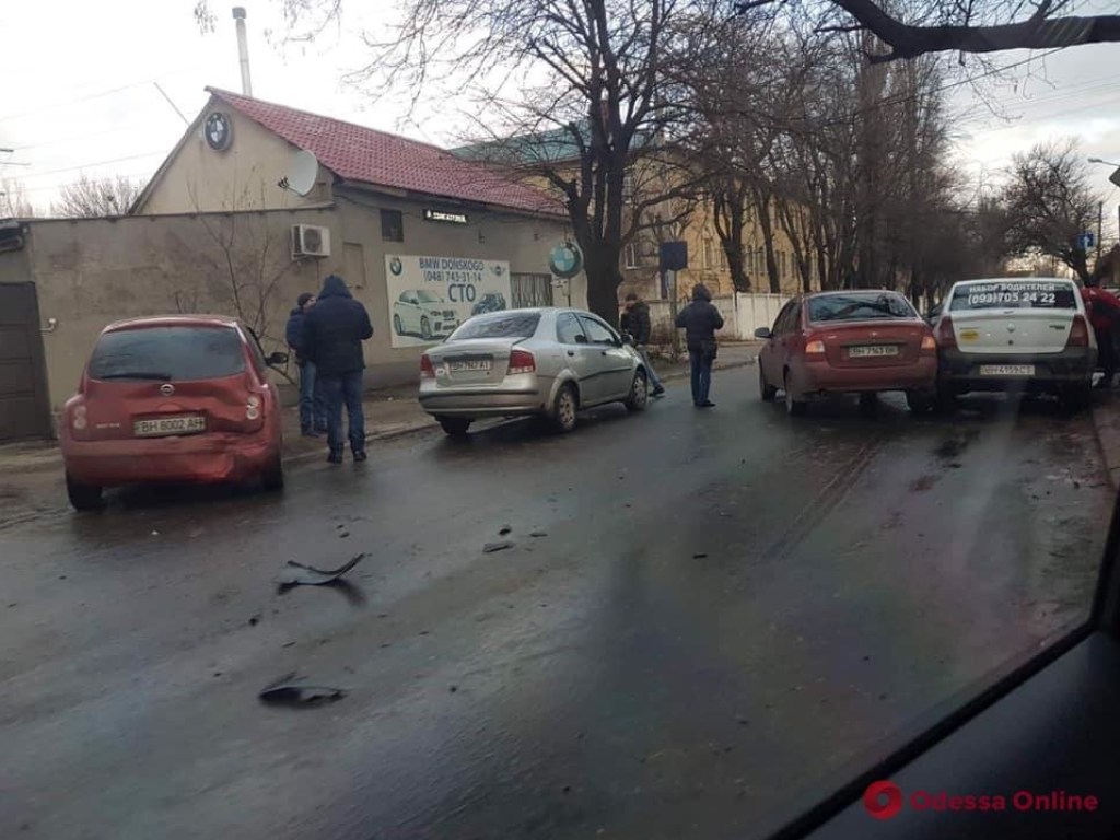 Автомобили ехали на «лысой» резине: в Одессе столкнулись 5 авто (ФОТО)