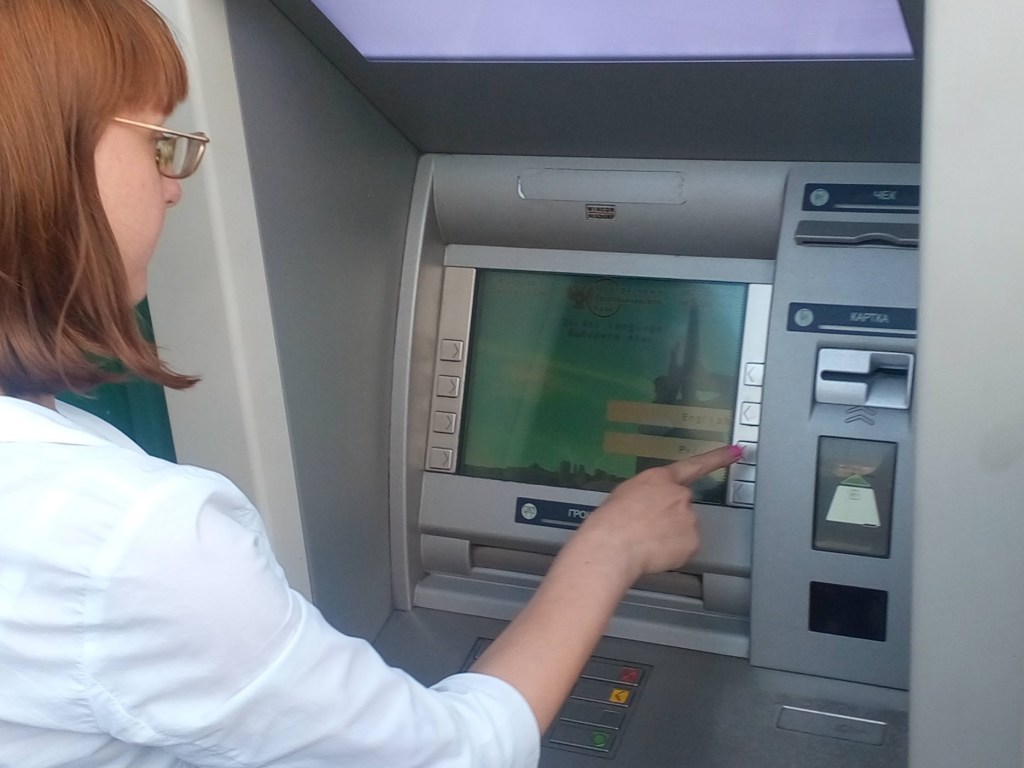 Государственные банки не будут устанавливать лимиты на обналичивание денег в банкоматах на праздники