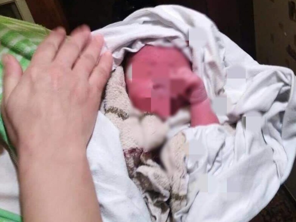 В подъезде дома на Закарпатье нашли младенца (ФОТО)