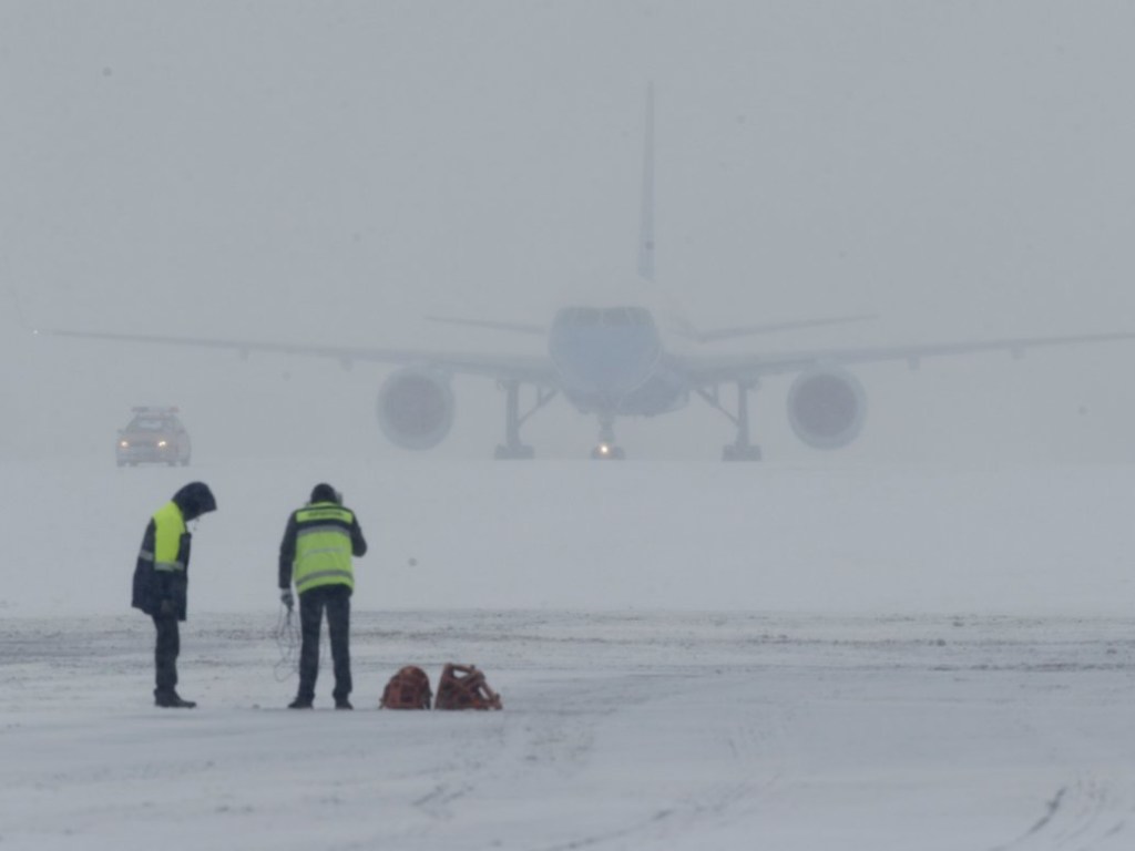 Снежный коллапс: Украинские аэропорты отменяют и задерживают рейсы