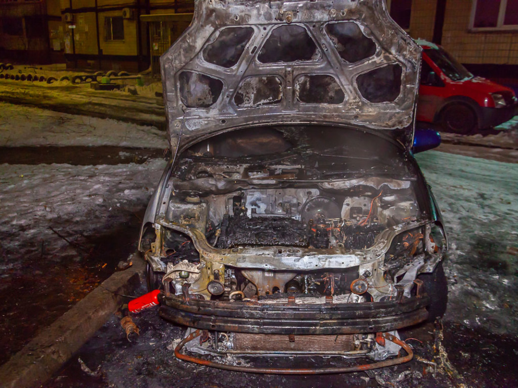 В Днепре сгорело авто Chevrolet: подозревают поджог (ФОТО)