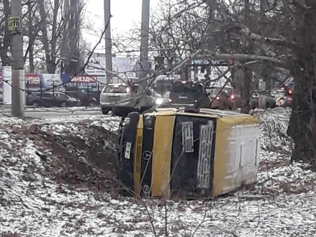 ДТП в Херсоне: микроавтобус упал в глубокий кювет (ФОТО)