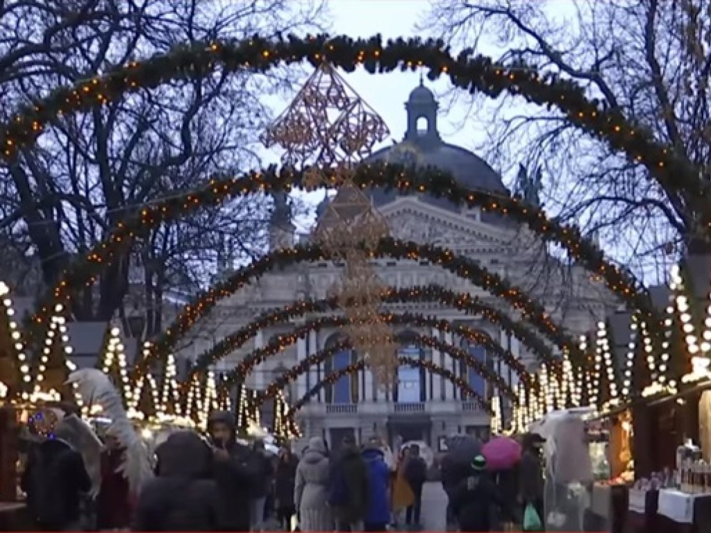 Рождественская ярмарка во Львове полностью возобновила работу после взрыва (ВИДЕО)