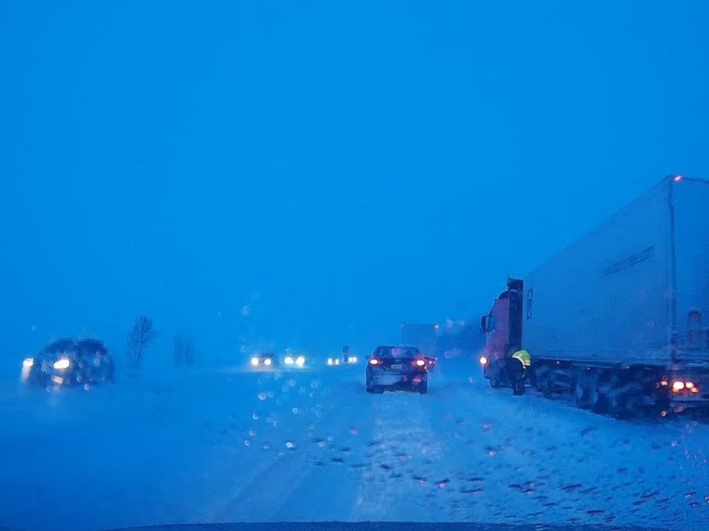 На трассе Киев-Харьков из-за снегопада возникла пробка из тысяч автомобилей (ВИДЕО)