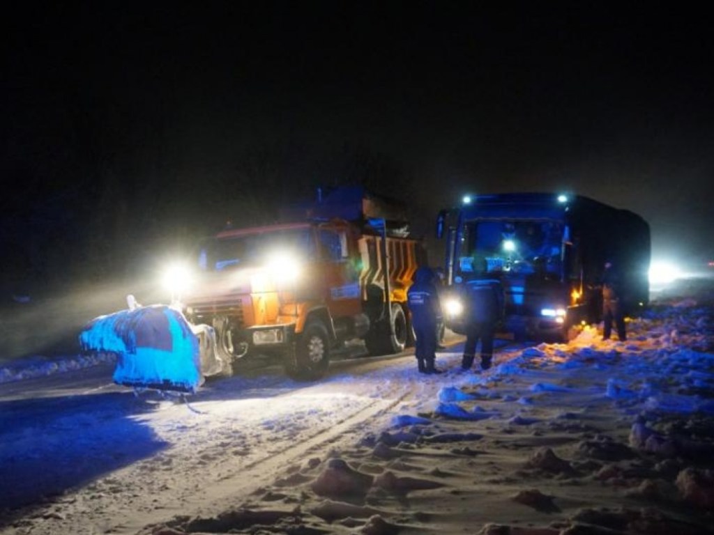 На дорогах Украины транспортный коллапс: спасатели отбуксировали более 650 авто (ФОТО)