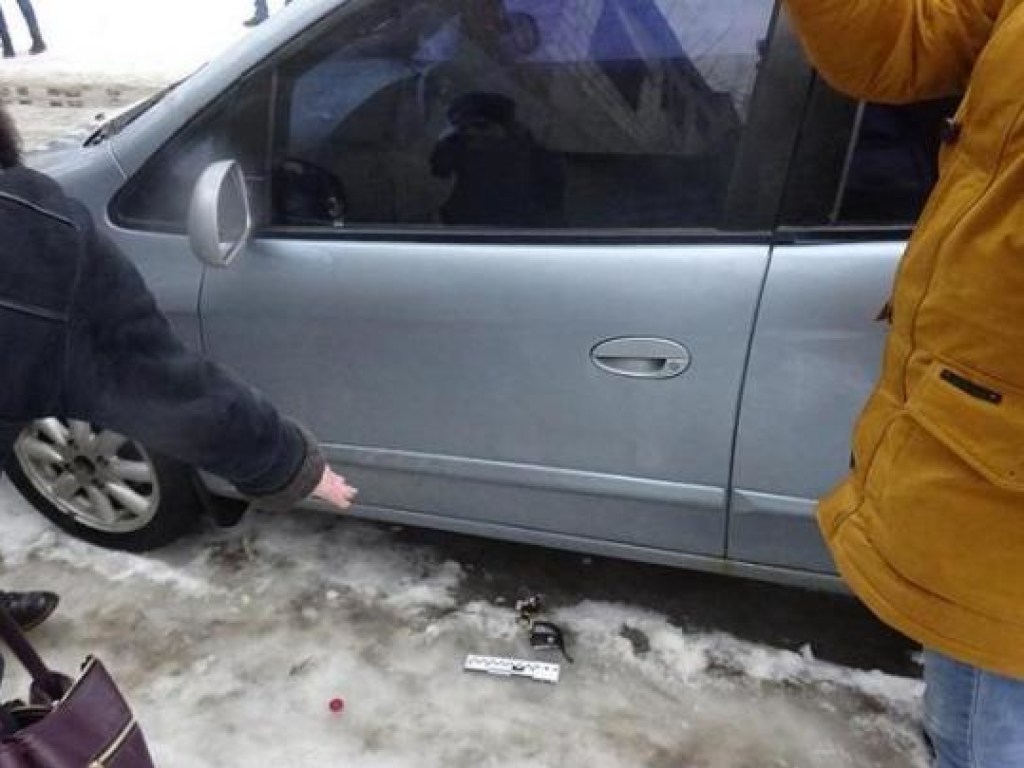 В Киеве угонщики автомобиля избили полицейского (ФОТО)