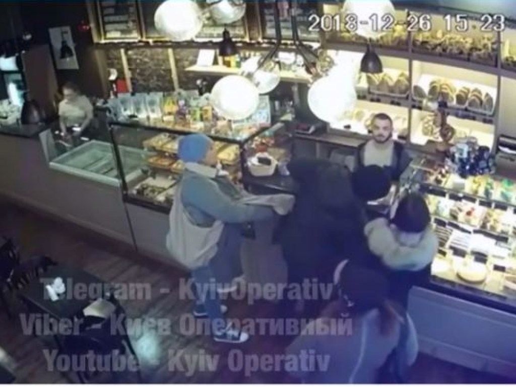 В столичном кафетерии наглых воровок сняли на видео прямо во время кражи (ФОТО, ВИДЕО)