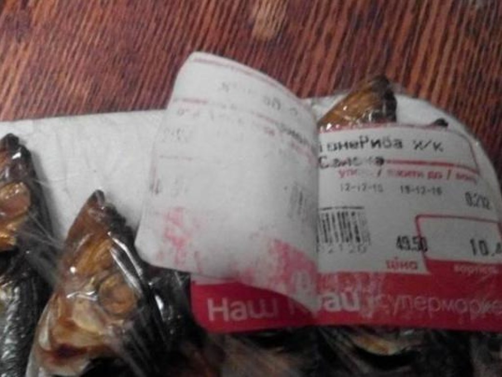 В сети появились снимки «двойных» этикеток, из-за которых украинцы покупают просроченные товары (ФОТО)