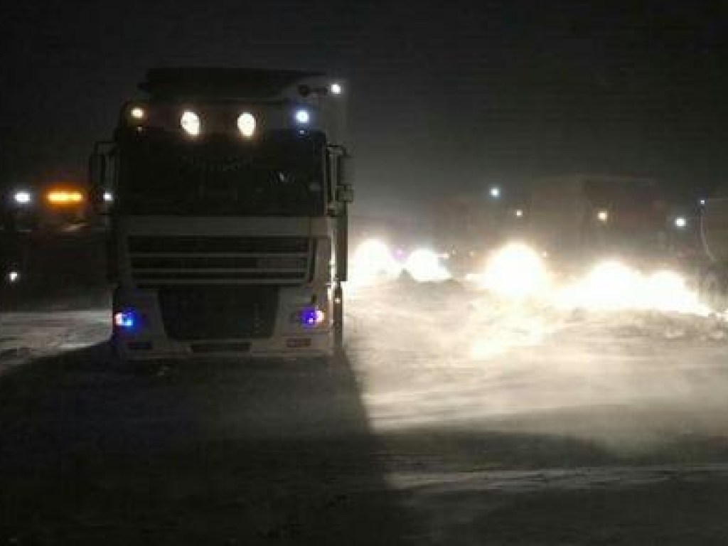 На скользкой Запорожской трассе произошло ДТП с грузовиком и фурой (ФОТО)