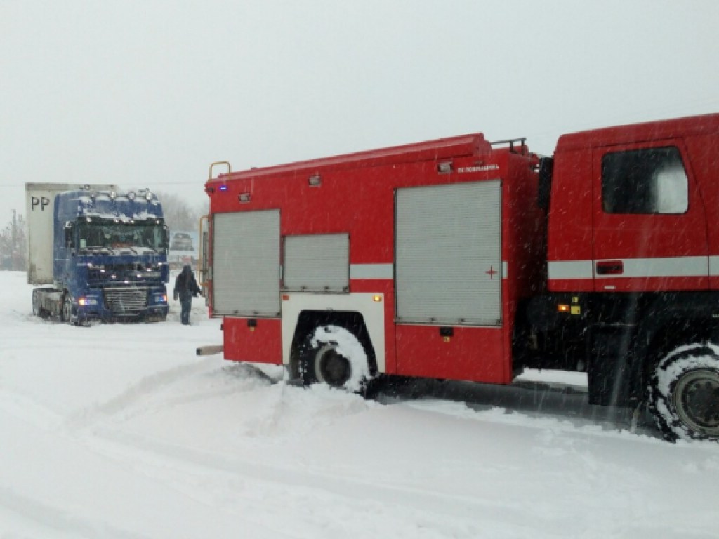 Из-за снегопада и пробок въезд в Полтавскую область с 14:00 закроют (КАРТА)