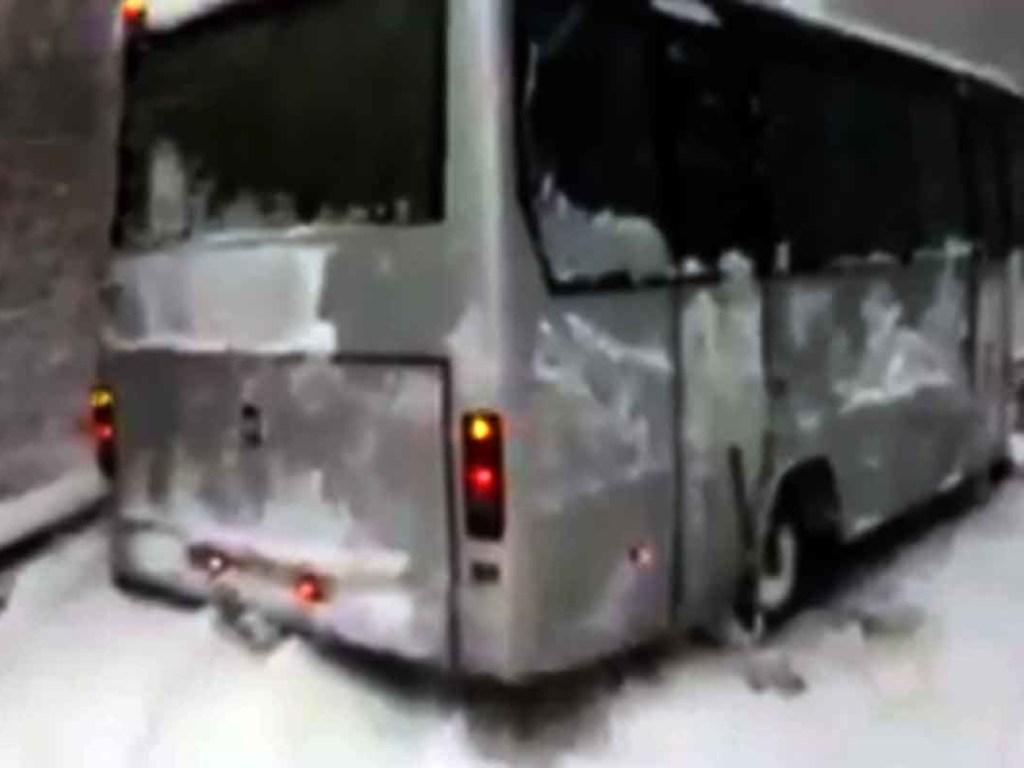 Автобус из Харькова застрял в сугробе: спасатели вытянули его грузовиком (ФОТО)
