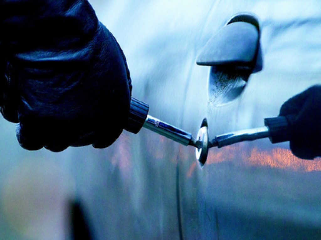 В Норвегии полиция неожиданно задержала угонщика автомобиля: вор застрял в машине
