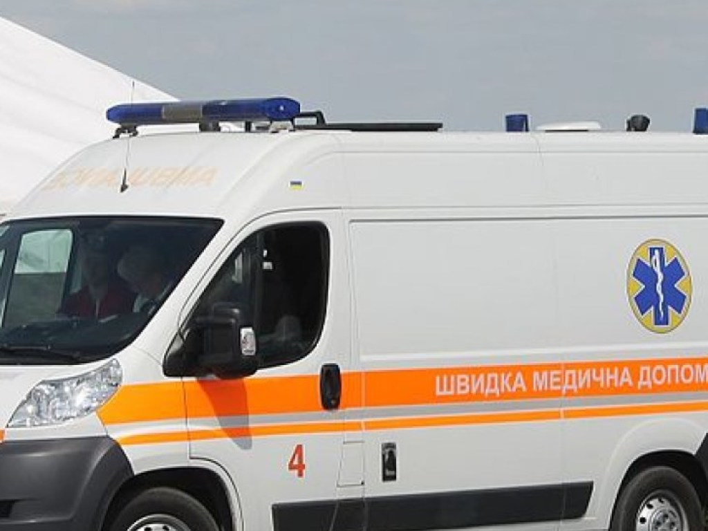 В Кременчуге в снегу застряла машина скорой помощи (ФОТО)