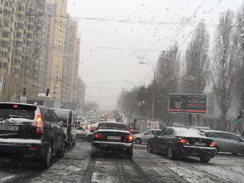 Снегопад и сугробы на дорогах: уровень пробок в Киеве достиг 9 баллов (КАРТА)