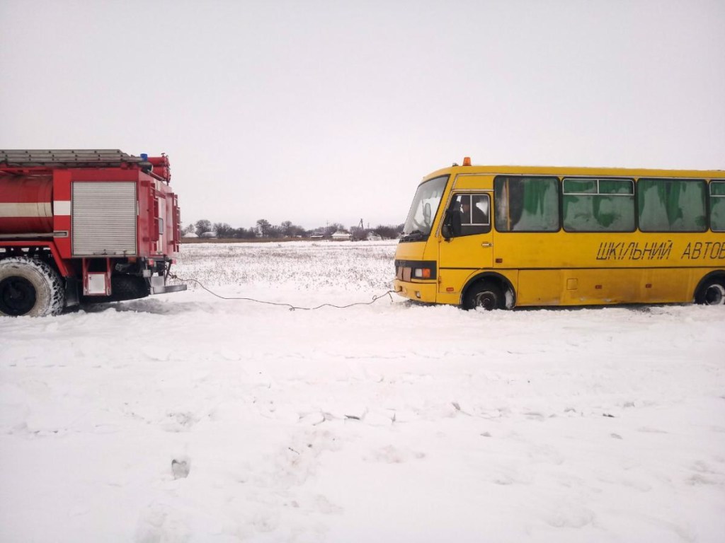 Под Киевом в снегу застрял школьный автобус с детьми (ФОТО, ВИДЕО)