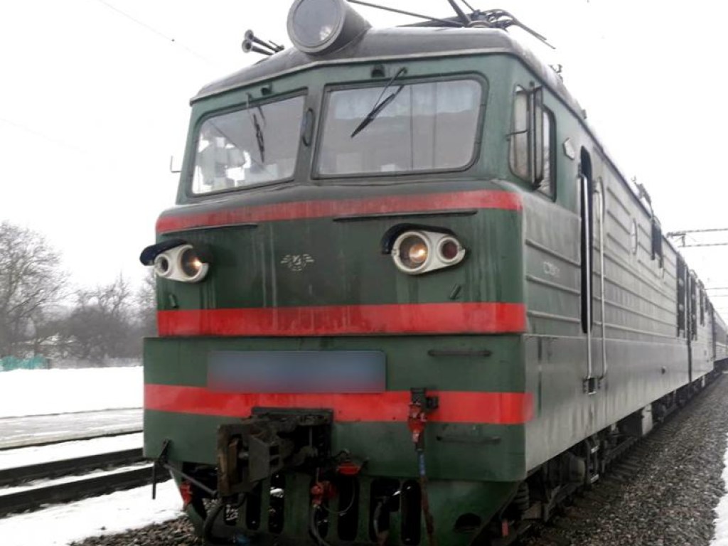 Стояла на путях и не реагировала на звуки: в Харьковской области поезд насмерть сбил женщину