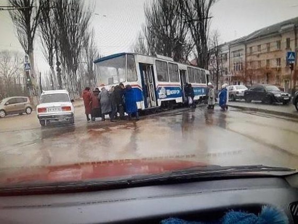 В Запорожье пассажиры толкали трамвай, чтобы уехать