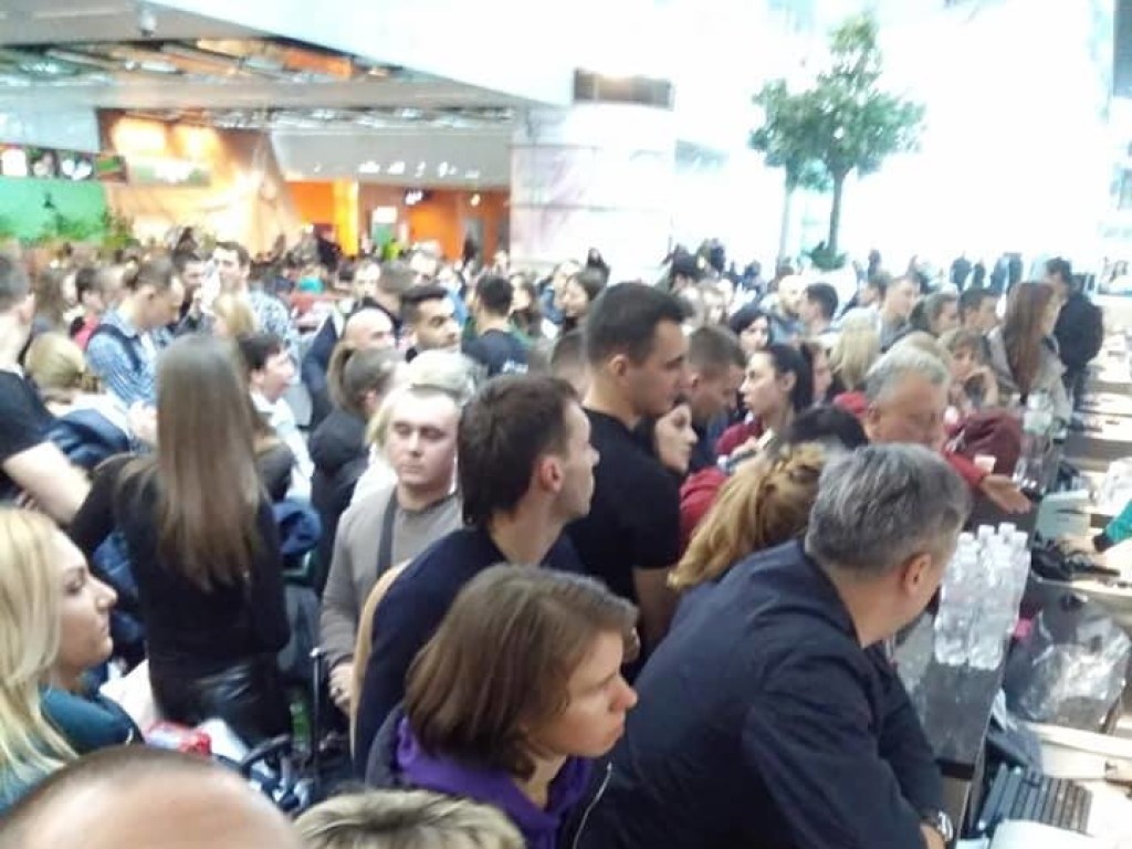 300 пассажиров застряли в аэропорту «Борисполь»: 12 часов ожидают вылета самолета в Египет (ФОТО)