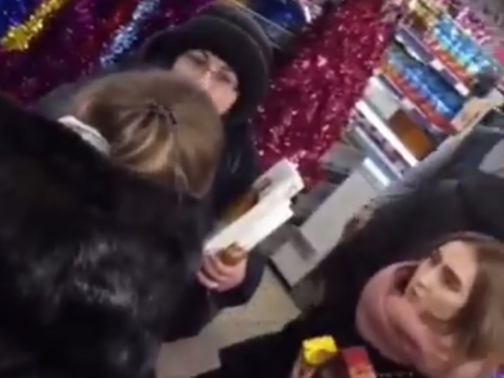 «Чтобы у тебя детей не было»: жительницы Харькова подрались в очереди в супермаркете (ВИДЕО)