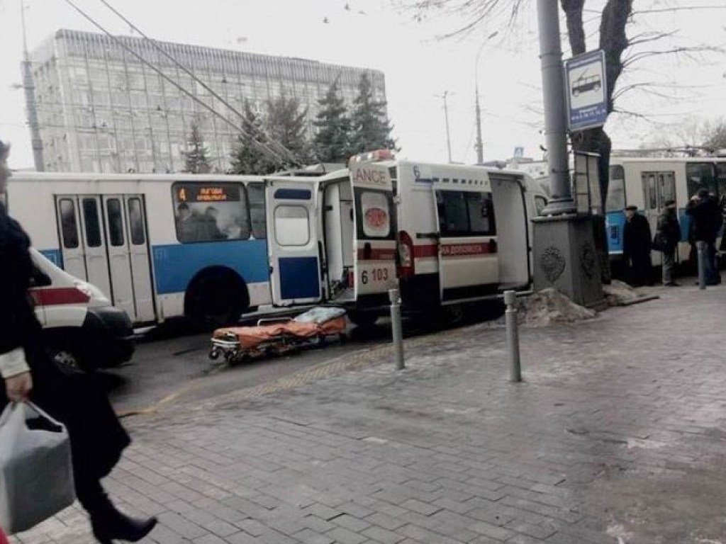 В центре Винницы из-за разрыва колеса пострадало три пассажира троллейбуса