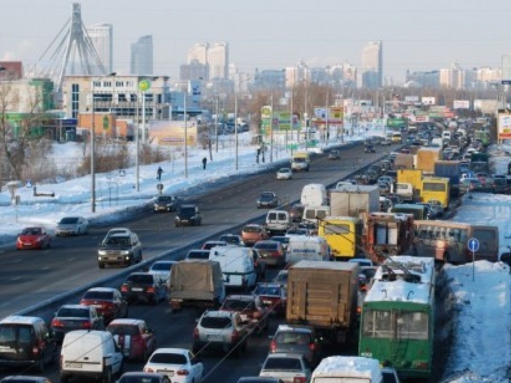 В Киеве из-за пробок затруднено движение транспорта (КАРТА)