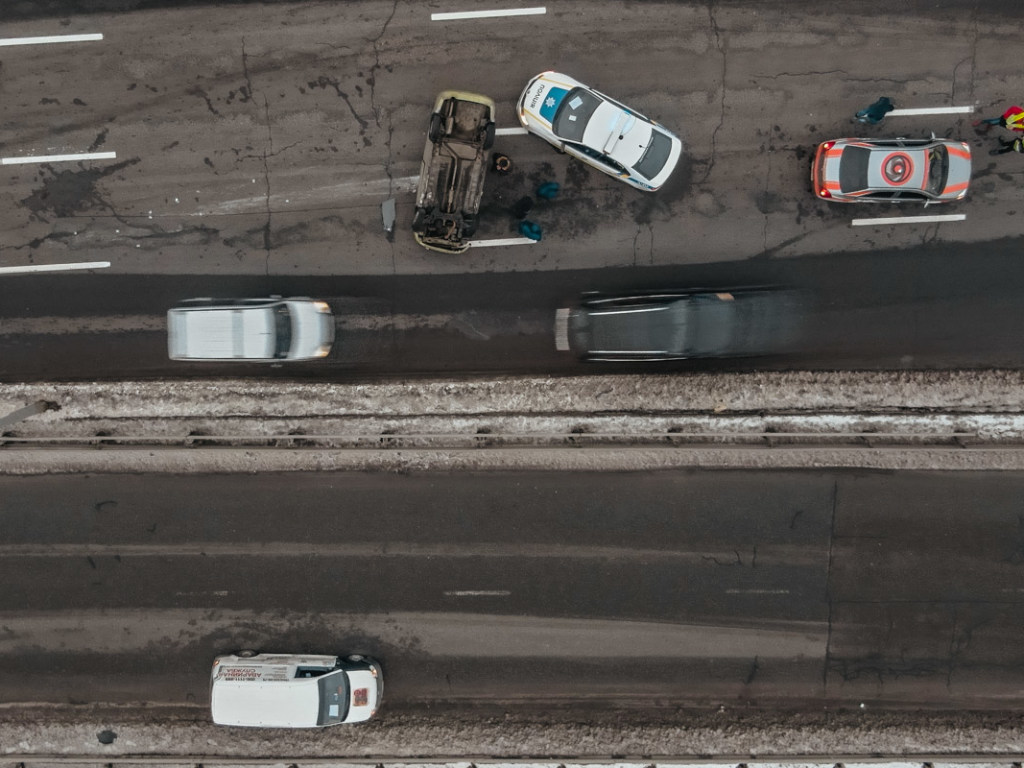На Надднепрянском шоссе в Киеве автомобиль коммунальщиков перевернул такси с ребенком в салоне (ФОТО, ВИДЕО)