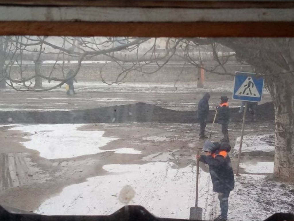 В Николаеве при помощи грязи «залатали» дорогу (ФОТО)