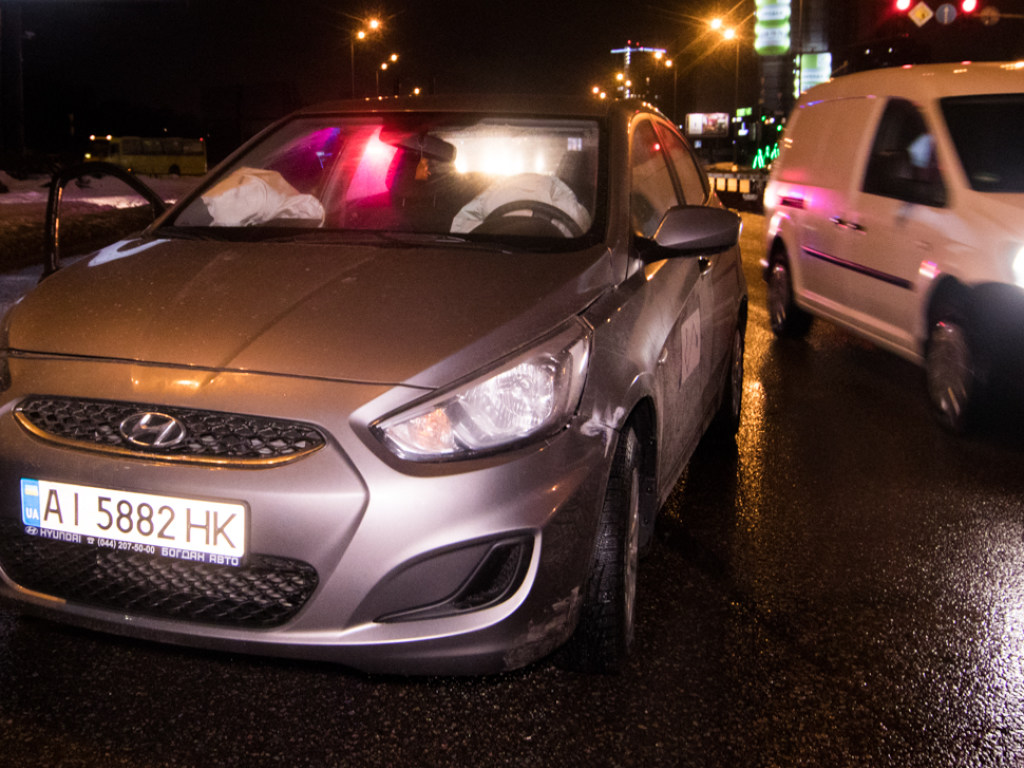 У метро «Бориспольская» в Киеве Mitsubishi влетел в такси: пострадала женщина (ФОТО, ВИДЕО)