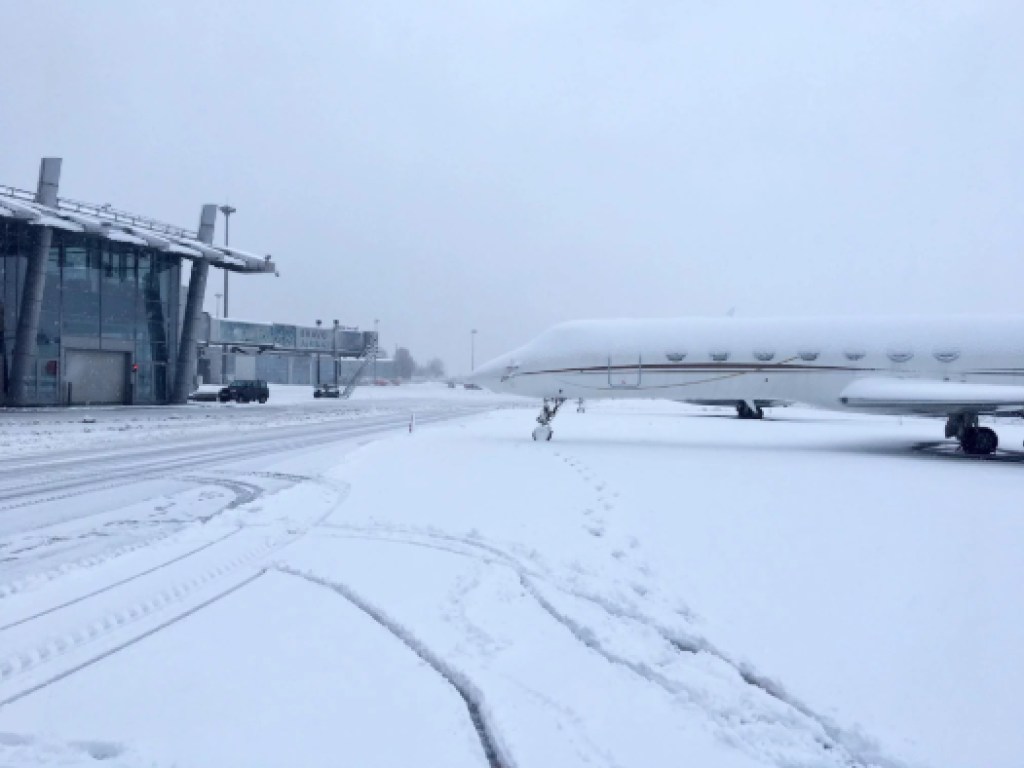 Непогода в Украине: в аэропортах начали отменять и задерживать авиарейсы
