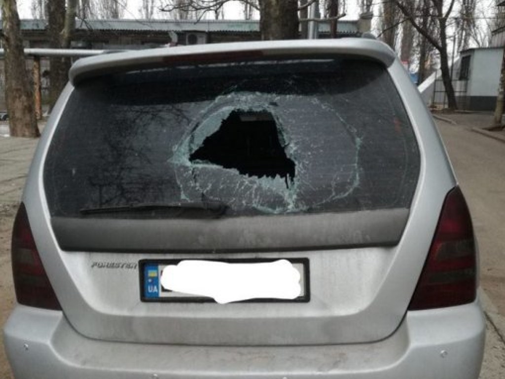 В Николаеве из припаркованных автомобилей воры украли новогодние подарки и конфеты (ФОТО)
