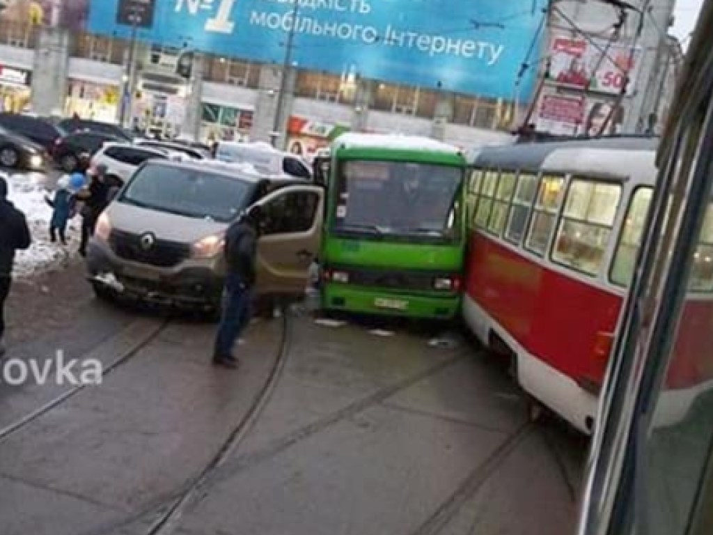Автобус и трамвай столкнулись в центре Харькова (ФОТО)