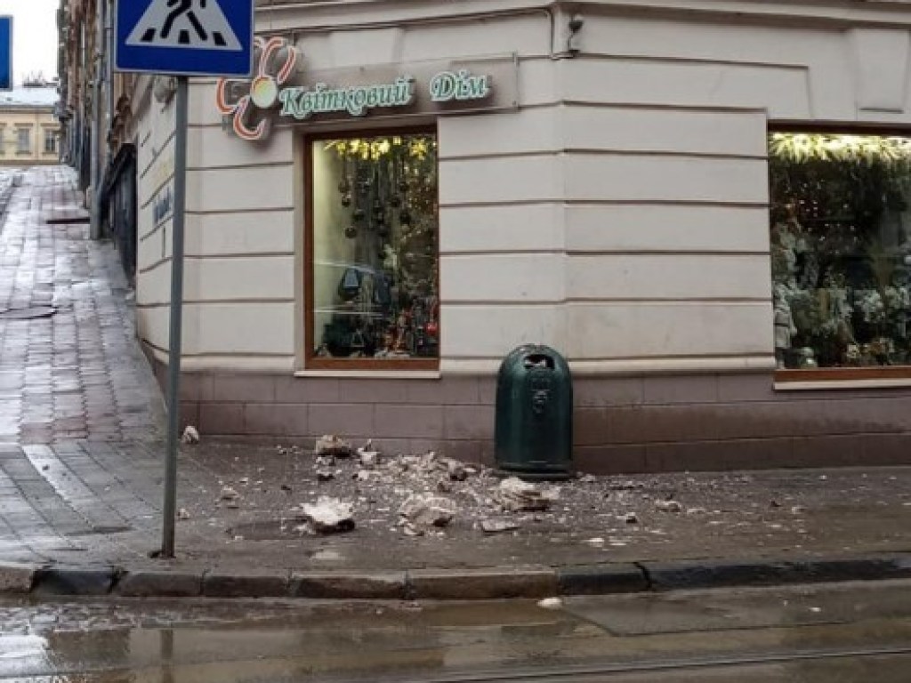 Во Львове от балкона отпал кусок цемента (ФОТО)