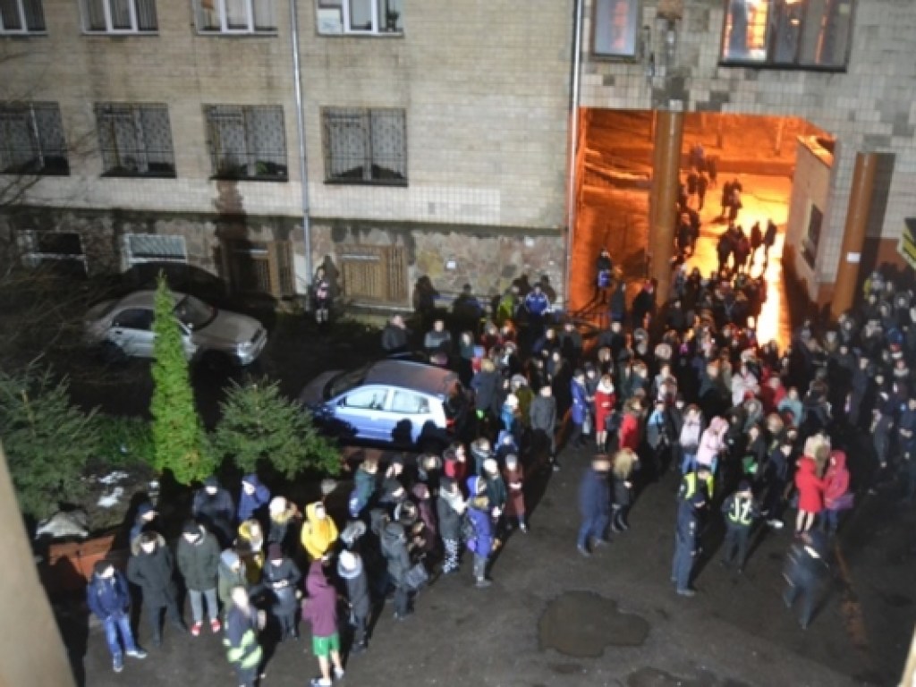 В Ровно в студенческом общежитии произошел пожар: учащихся эвакуировали (ФОТО)