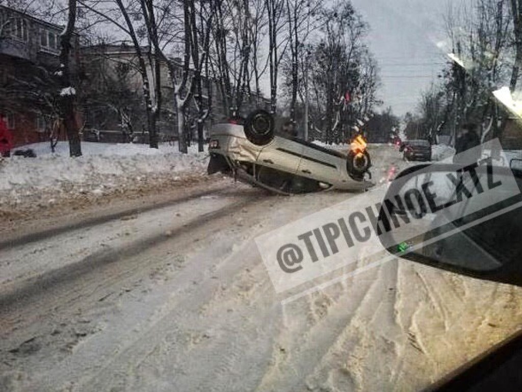 В Харькове автомобиль перевернулся на крышу (ФОТО)
